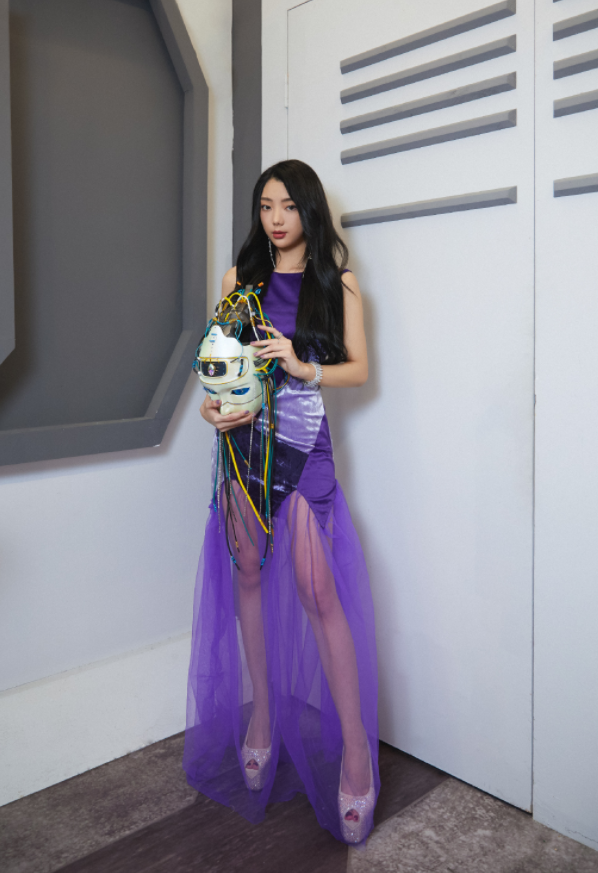 有种保守叫李紫婷嫌三分裤太短就加一层薄纱不料超显腿长