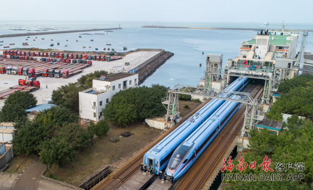2021年1月31日"海军蓝"cr300af型复兴号乘坐粤海铁轮渡正式登陆海南