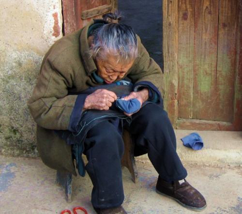 小村七旬老太丧偶再嫁,是心甘情愿还是另有隐情?