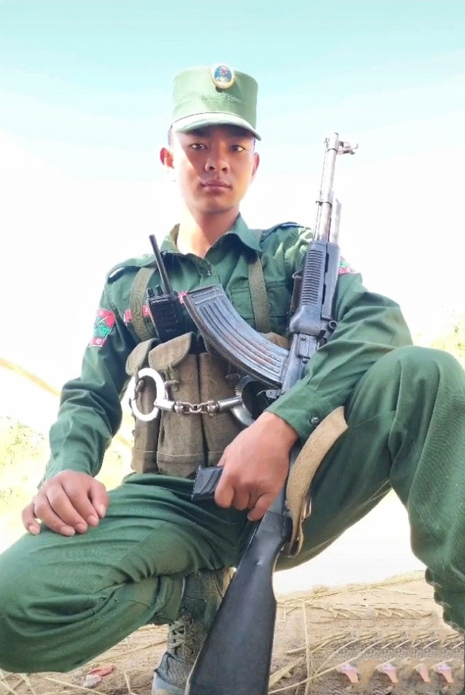 缅甸勐拉军仿制的56冲配两脚架高倍瞄准镜突击步枪当狙击步枪用