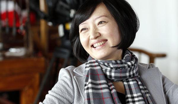 柴静罕见亮相,面庞清瘦,女儿已经6岁,依偎在母亲肩头