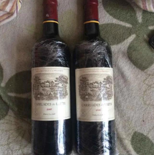 82年的拉菲卖40万那82年的茅台酒卖多少钱没对比没伤害