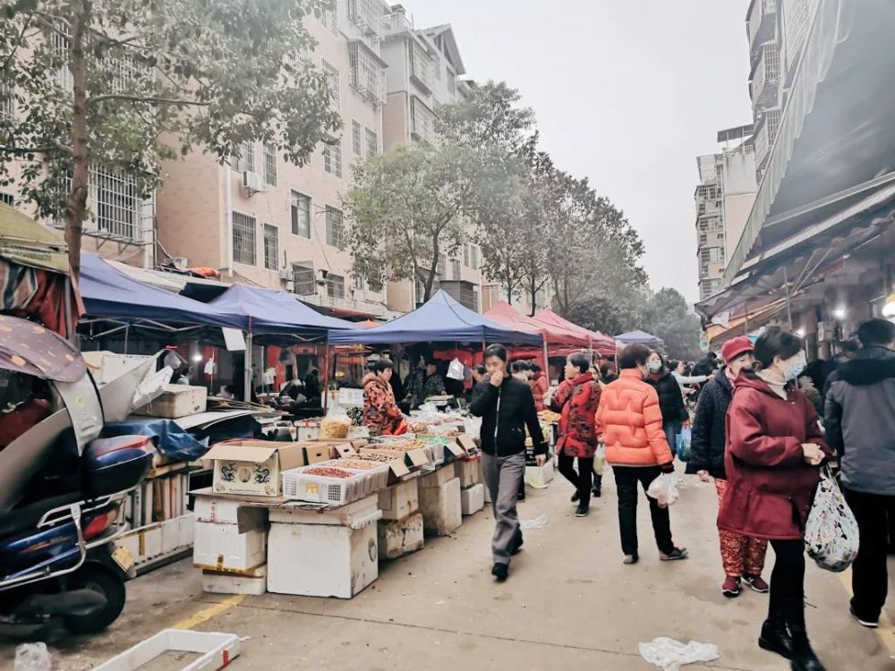市场外也是一大片区域预留给流动摆摊的商贩们!