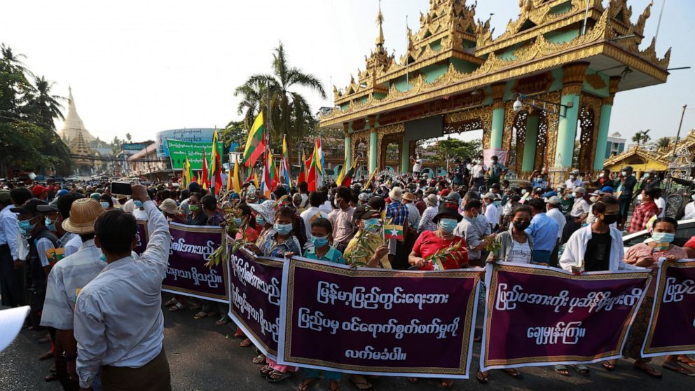 缅甸政变,首都通讯中断,街头现挤兑潮,昂山素季最新声明:军方正把国家
