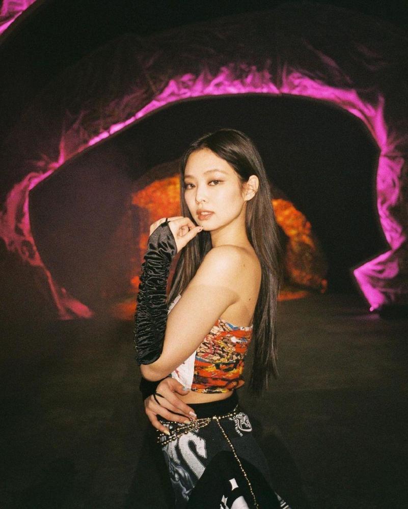 jennie晒blackpink演唱会造型中国龙霸气帮公司赚6千万