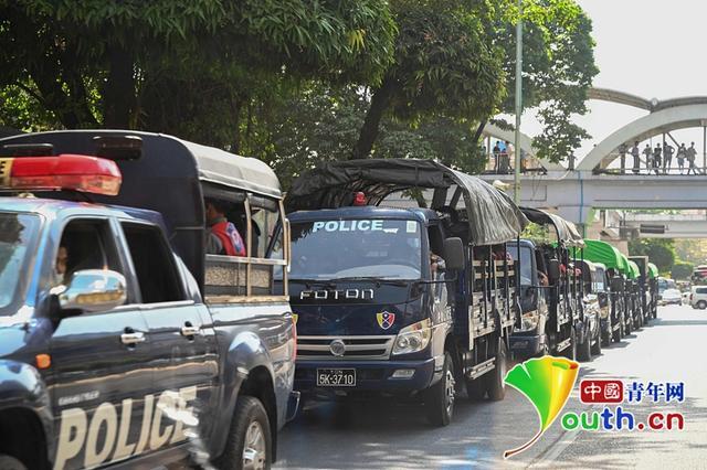 缅甸军方宣布接管政权 大量警察部队进入仰光市中心