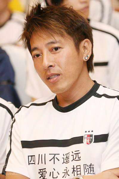 吕颂贤因为外表酷似日本的知名明星木村拓哉,所以一出道就受到了重视