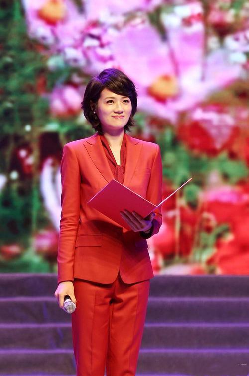 央视美女主播董丽萍,长相甜美还是学霸,如今40岁,依然