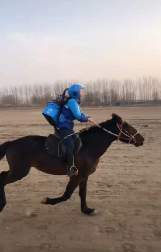 老总骑漂亮马_漂亮女生照片