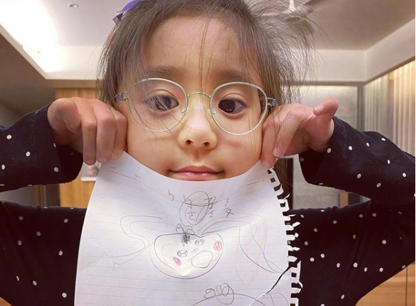 贾静雯透露咘咘先天弱视,大眼萌妹变眼镜小妹,网友:可爱依旧