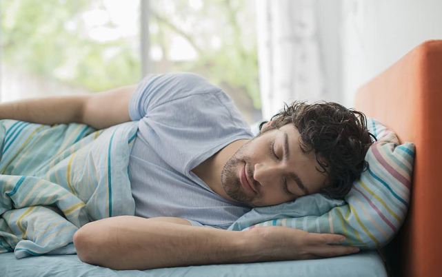 男性睡觉若有这4种异常,要提高警惕,及时体检