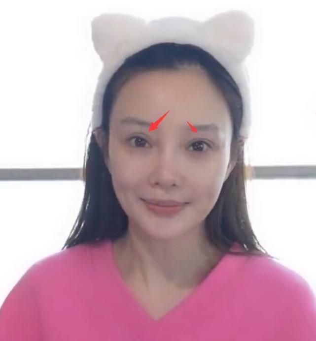 40岁李小璐素颜出镜,双眼皮太假脸又绷显老,网友直呼认不出