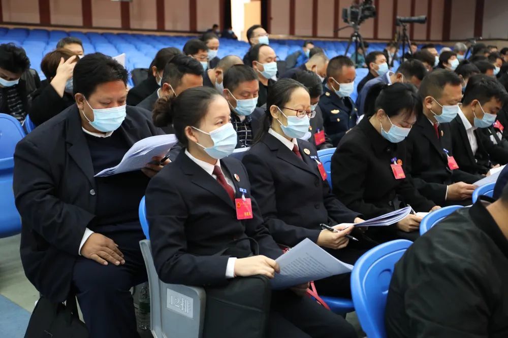 2月1日上午,开远市十届人大六次会议第二次全体会议在开一中学生会堂