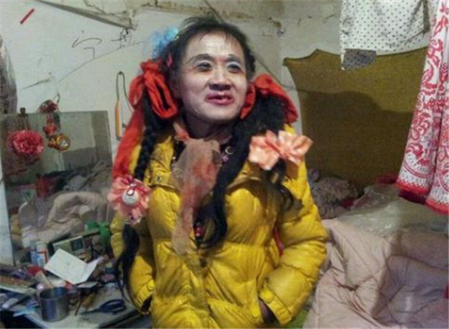 拾荒大爷男扮女装16年,终日浓妆艳抹,背后故事让人心酸