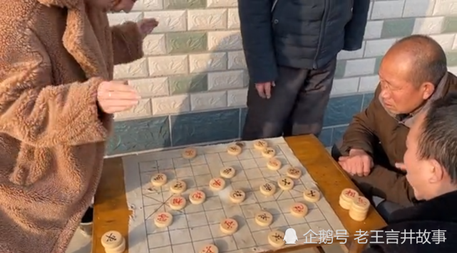 姑娘王铁锤看到大爷在下棋,就过去和大爷切磋切磋棋艺.