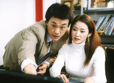 老戏骨何冰:结婚22年来从未有绯闻,看看他老婆是谁就明白了