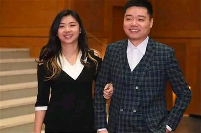 丁俊晖为何看不上潘晓婷?他老婆亮相后,终于知道为什么了