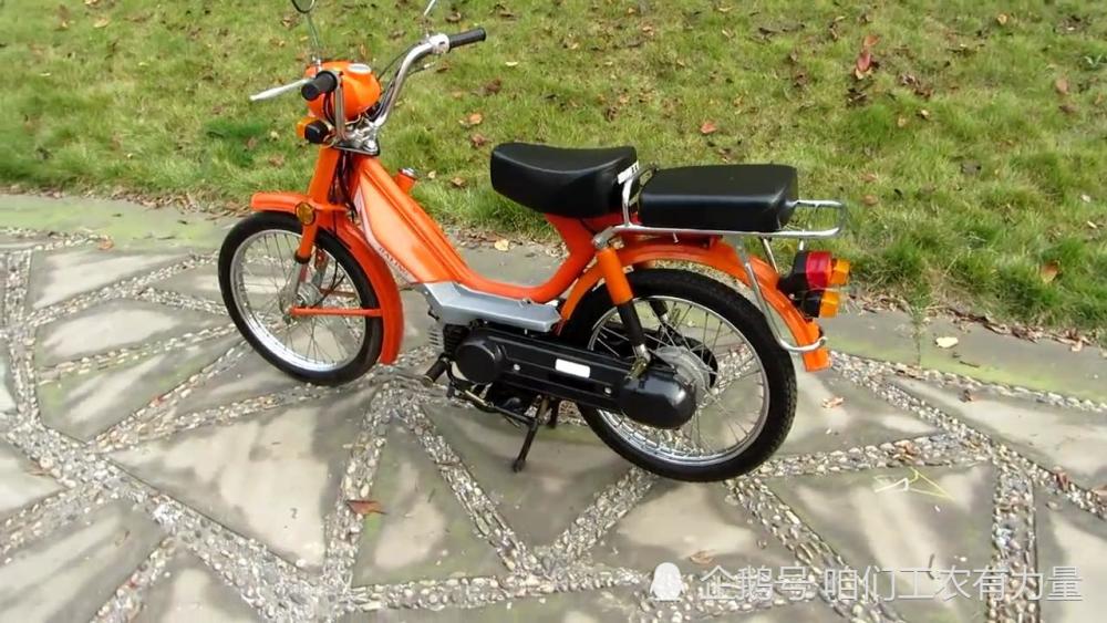 它是嘉陵摩托车,人送外号"红公鸡",90年代不少人都骑过它