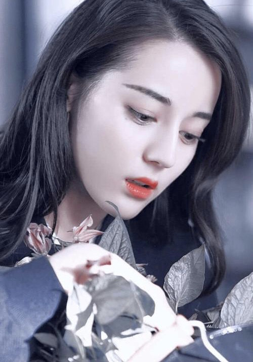 猫系长相的女明星:迪丽热巴高贵美艳,李一桐娇憨可爱