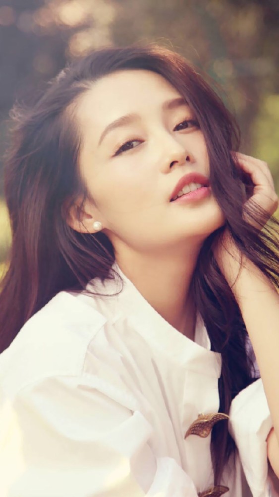 超甜明星李沁穿露肩礼服的造型,你觉得赢谁了