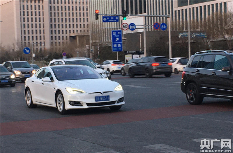 路上行驶的特斯拉model 3汽车(央广网记者 张佳琪 摄)央广网北京2月2