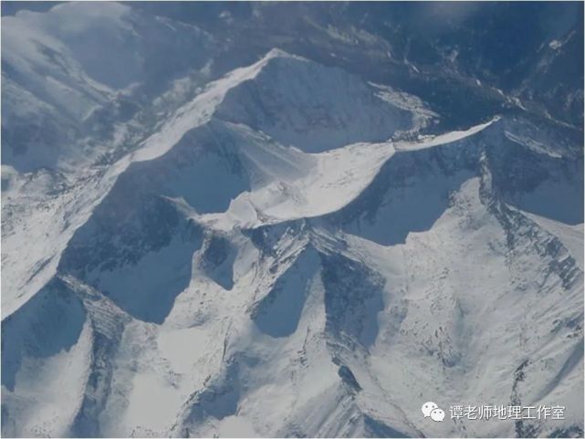 由三个以上的冰斗发展所夹峙的尖锐山峰,叫做角峰.