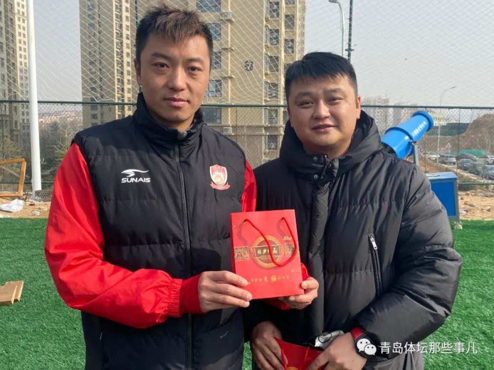 青春岛足球俱乐部董事长徐尚向每一名代表球队参加了2020赛季中乙