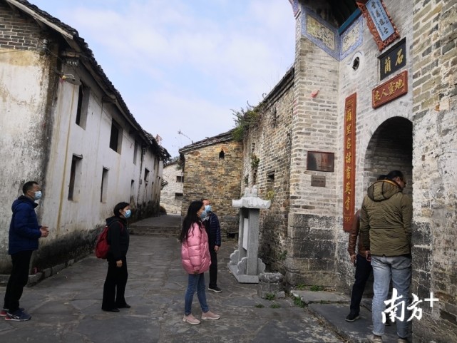 近日,广州市荔湾区民政局携手荔湾区非遗协会,荔湾区西塱德安楼党支部