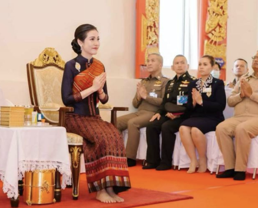 诗妮娜贵妃穿高跟鞋跪坐在地上,鞋子都掉了,肢体超柔软!