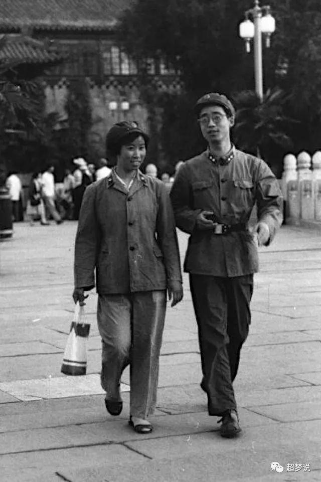 北京紫禁城后门附近,行走的军人夫妇;中国,1965年.