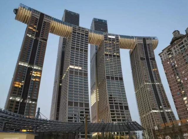 重庆地标建筑来福士广场,整体看起来确实霸气,却备受争议
