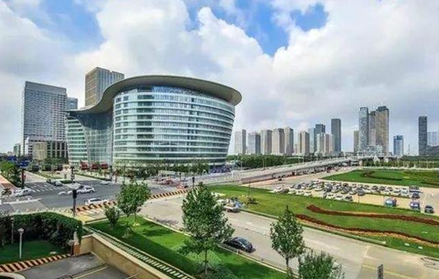 经济总量超过一万亿的城市_冥币图片一万亿(3)