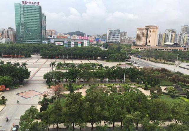 小镇gdp_怪诞小镇图片(3)