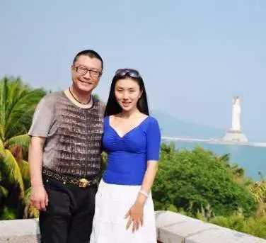 52岁尹相杰官宣结婚啦!老婆温婉大气,一看就是"贤妻良