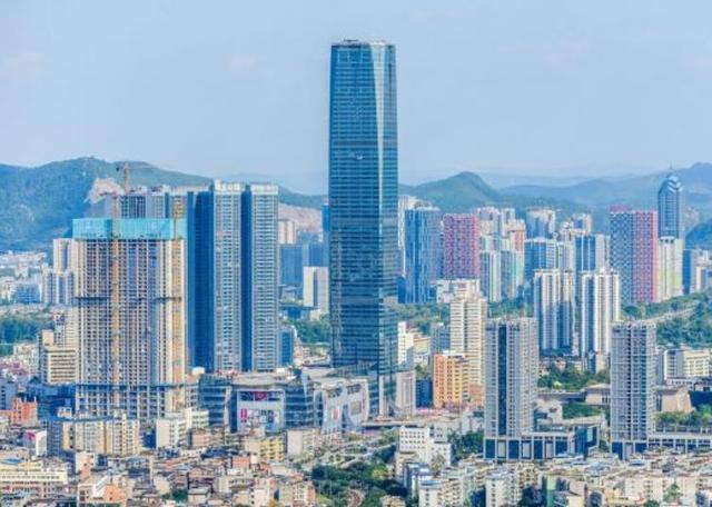 直击广西柳州的城建:最高大楼超过300米,城建在中西部