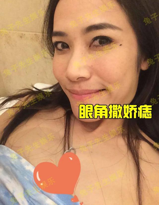 36岁诗妮娜素颜自拍,撒娇痣又黑又大,脸部太松垮刚好