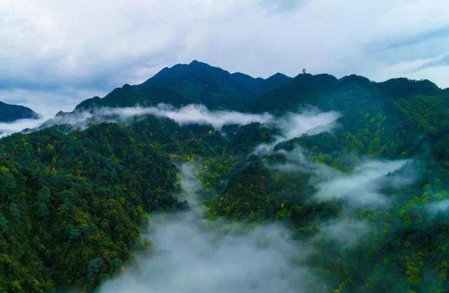 广东最高的一座山峰,海拔1902米,是湖南和广东的地理分界线