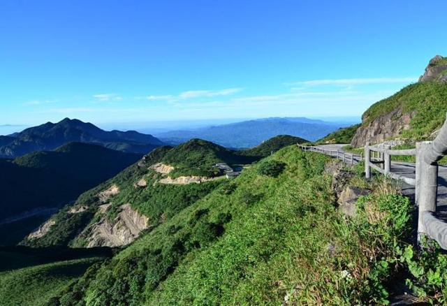 广东最高的一座山峰,海拔1902米,是湖南和广东的地理分界线