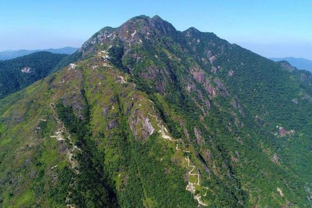 广东最高的一座山峰,海拔1902米,是湖南和广东的地理分界线|南岭国家