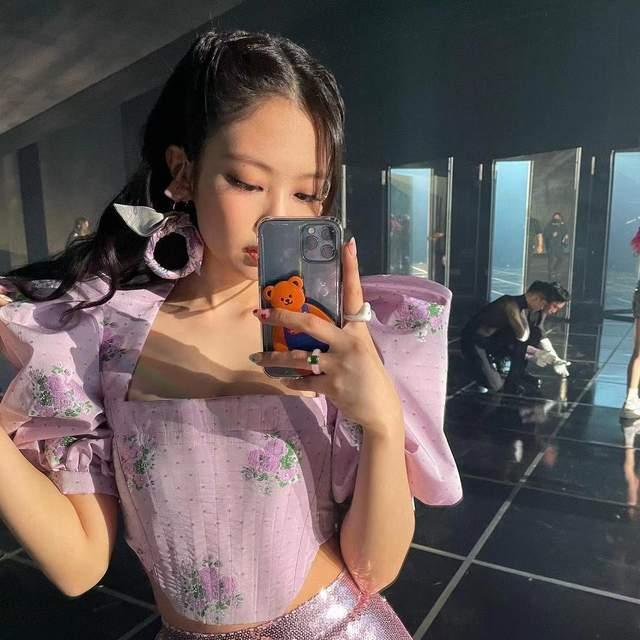 blackpink精修图翻车jennie自拍忘了p镜子暴露臀腿比