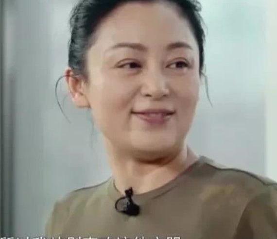 陈红长成了倪萍,皱纹多脸宽又垮,早没了当年的风采!
