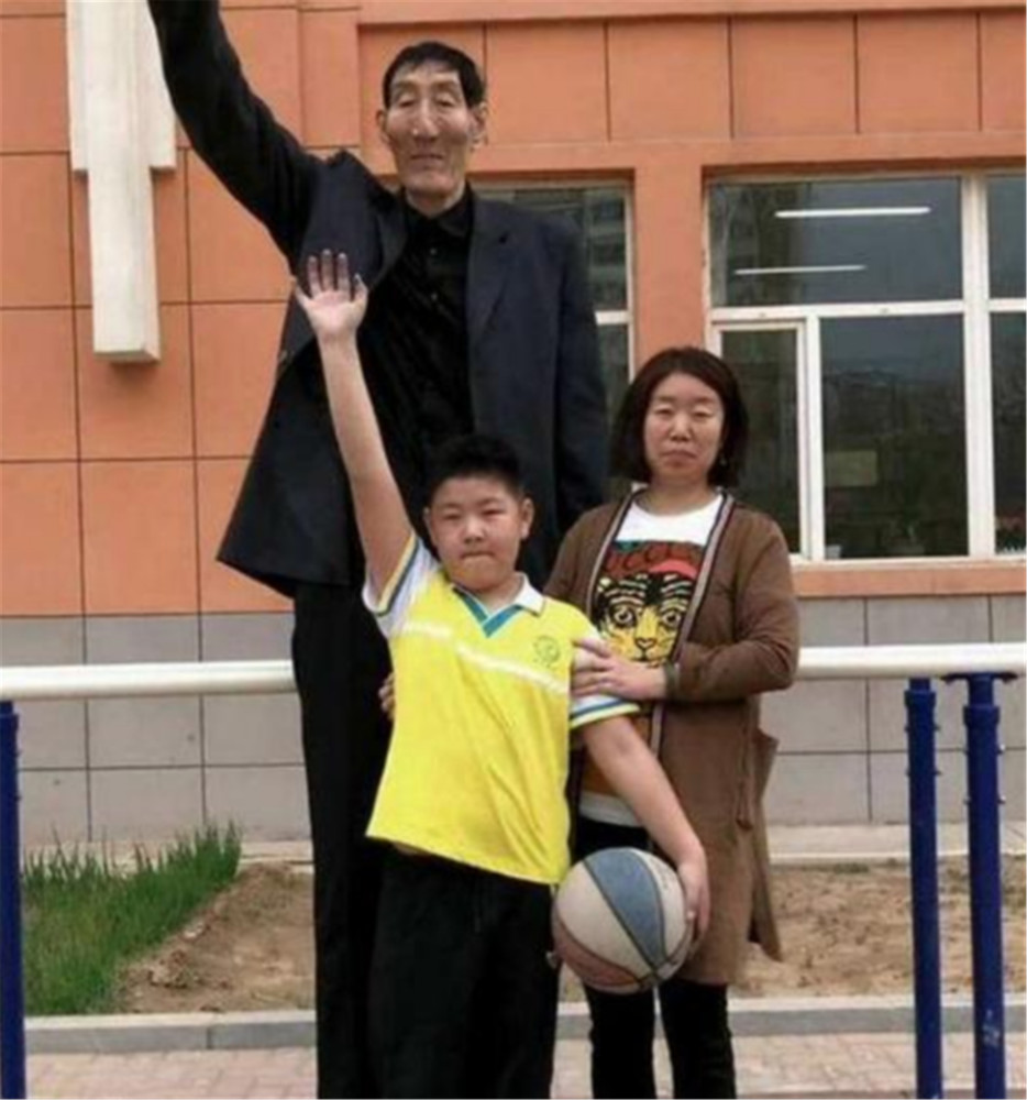 巨人鲍喜顺身高2.36米,不顾医生劝阻,执意生子,如今过