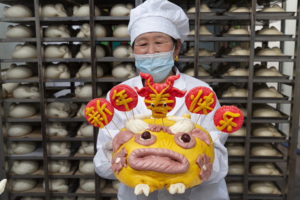 山西万荣:面塑铺捏"牛"花馍迎新年