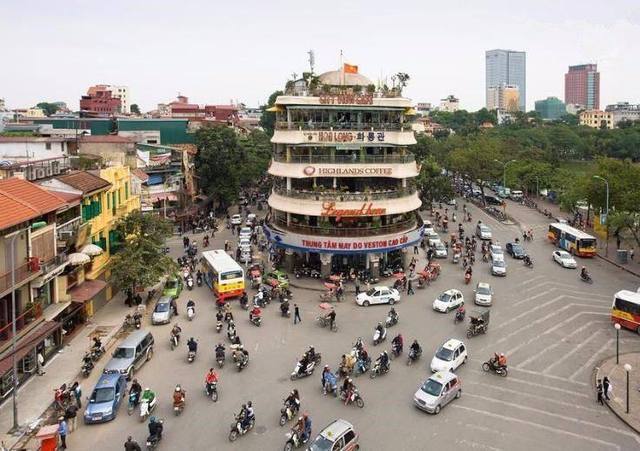 越南河内街拍:杂乱的街道,满街的摩托车,靓丽的美女