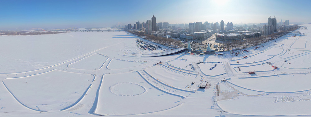 哈尔滨:航拍雪后室外游乐场 银装素裹一片洁白