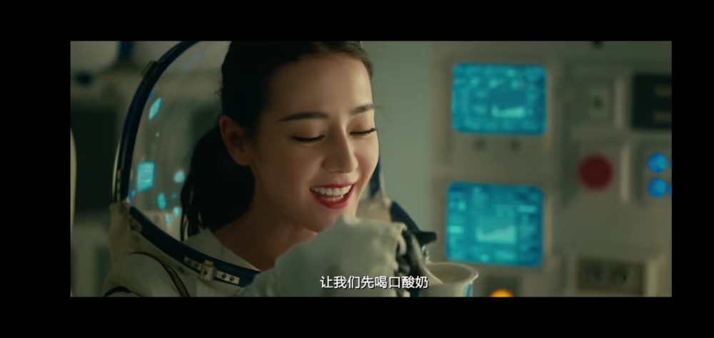 迪丽热巴和葛优合作微电影造相馆宇航员造型明艳动人