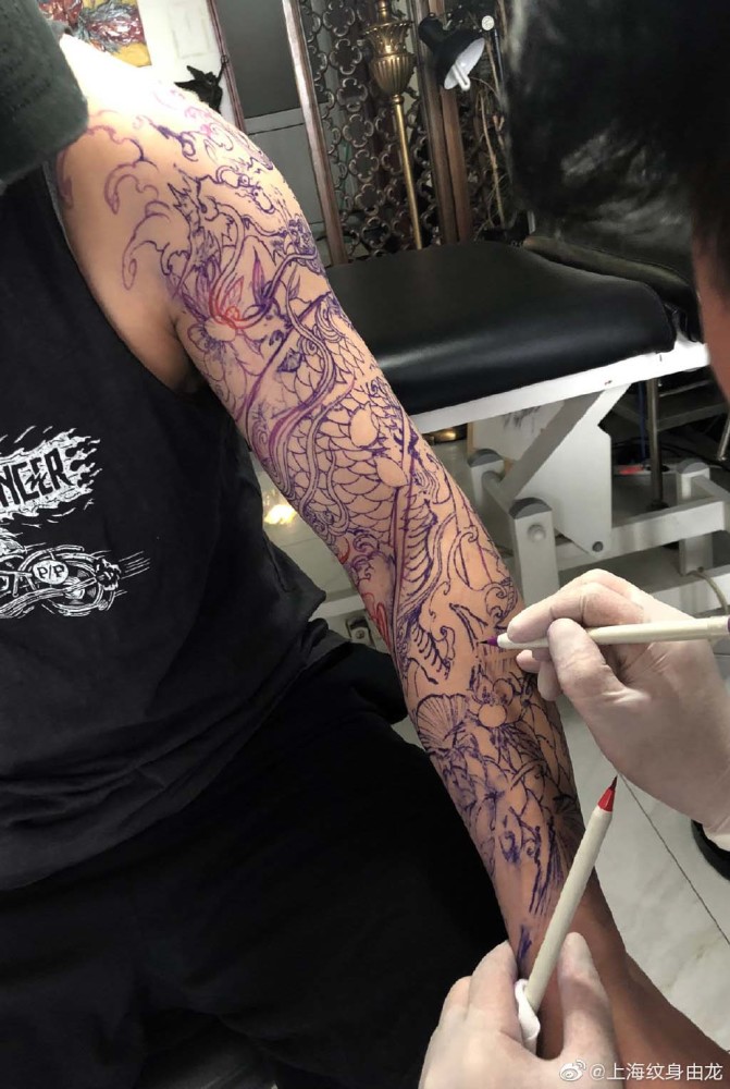 上海由龙纹身作品麒麟纹身图案
