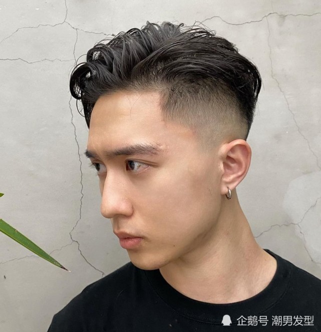 可以试试这款男生"小奶狗"刘海发型(韩式bobo头),两边的头发简单修短
