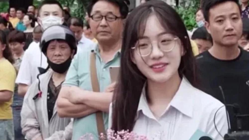 时隔半年满天星终于晒出自拍大眼汪汪格外好看青涩女孩变成大美女了