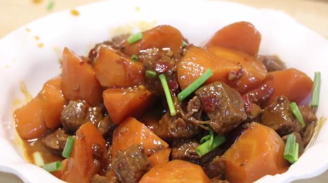 胡萝卜炖牛肉家常简单做法,好吃又营养,减肥的一定不要错过!